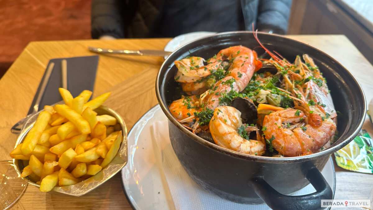 Moules-frites con gamberi