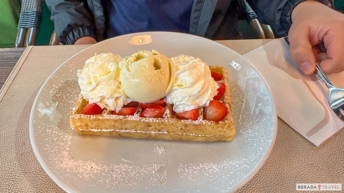 Waffle belga con fragole e gelato
