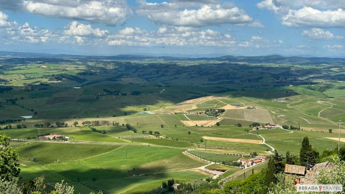 Vista di Montalcino in Toscana