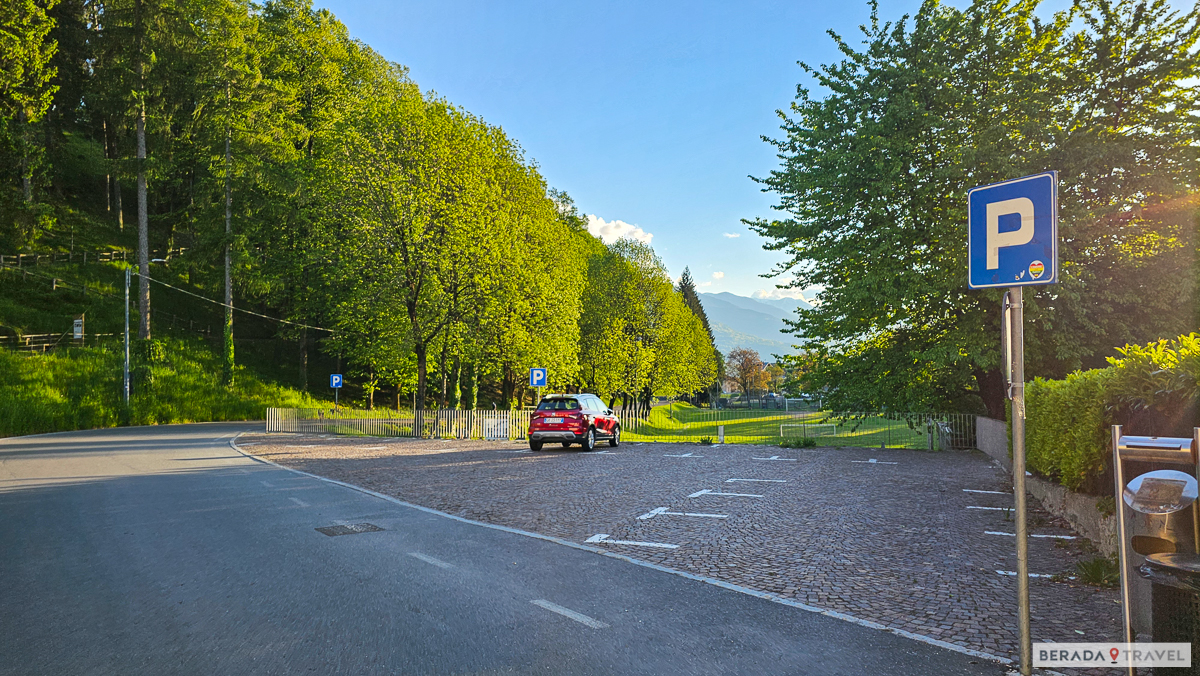 Parcheggio su strisce bianche