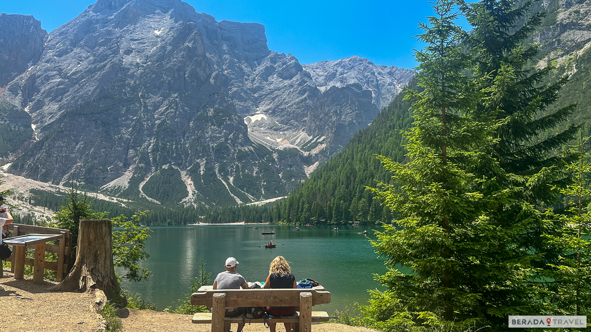 Aree picnic attorno al lago
