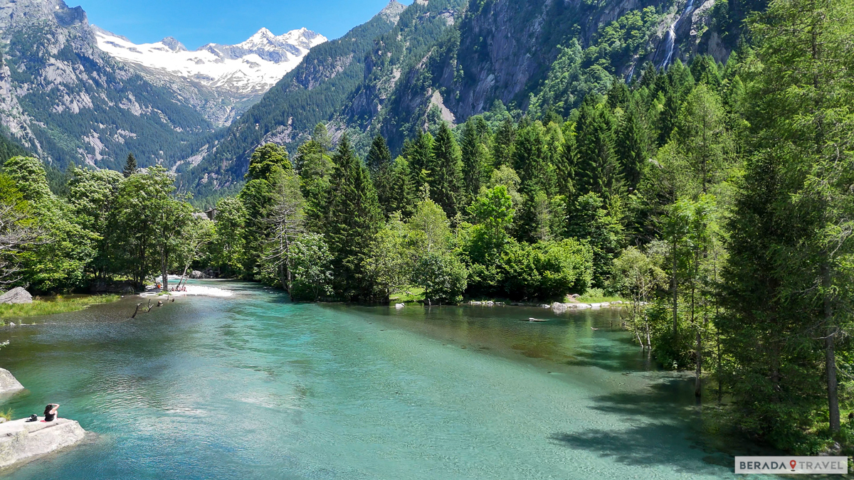Foto del lago in estate